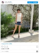 鷲見玲奈、ショーパン＆サンダルでのオフショット　※「鷲見玲奈」インスタグラム