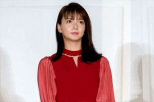 映画『空に住む』完成披露舞台あいさつに出席した多部未華子