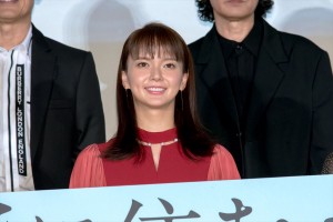 映画『空に住む』完成披露舞台あいさつに出席した多部未華子