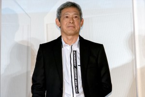 映画『空に住む』完成披露舞台あいさつに出席した鶴見辰吾