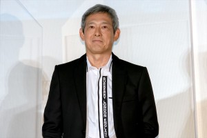 映画『空に住む』完成披露舞台あいさつに出席した鶴見辰吾