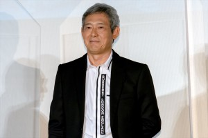 映画『空に住む』完成披露舞台あいさつに出席した鶴見辰吾