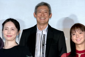 映画『空に住む』完成披露舞台あいさつに出席した鶴見辰吾