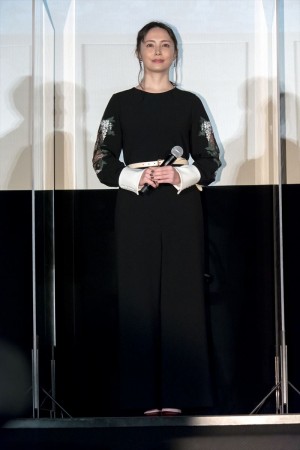 映画『空に住む』完成披露舞台あいさつに出席した美村里江