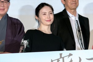 映画『空に住む』完成披露舞台あいさつに出席した美村里江