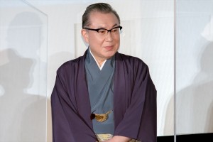 映画『空に住む』完成披露舞台あいさつに出席した岩下尚史