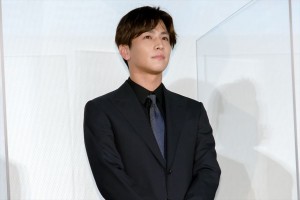 映画『空に住む』完成披露舞台あいさつに出席した岩田剛典