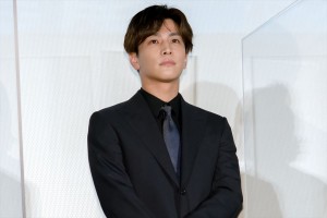 映画『空に住む』完成披露舞台あいさつに出席した岩田剛典