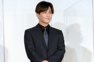 映画『空に住む』完成披露舞台あいさつに出席した岩田剛典