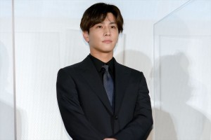 映画『空に住む』完成披露舞台あいさつに出席した岩田剛典