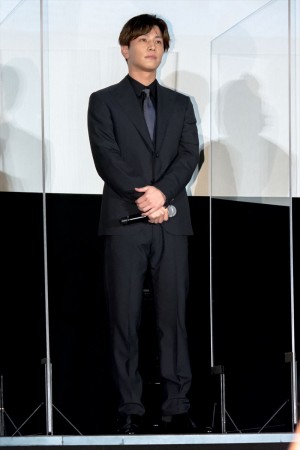 映画『空に住む』完成披露舞台あいさつに出席した岩田剛典