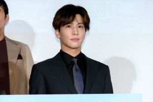 映画『空に住む』完成披露舞台あいさつに出席した岩田剛典