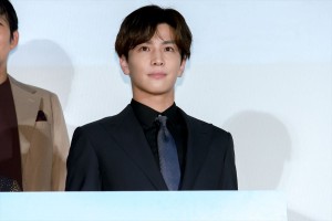 映画『空に住む』完成披露舞台あいさつに出席した岩田剛典