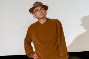 映画『空に住む』完成披露舞台あいさつに出席した青山真治監督