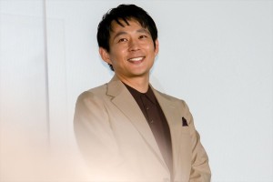 映画『空に住む』完成披露舞台あいさつに出席した髙橋洋