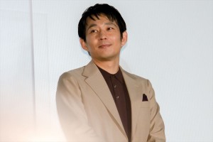 映画『空に住む』完成披露舞台あいさつに出席した髙橋洋