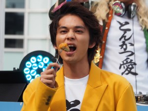 渋谷の中心でとんかつ愛を叫ぶ presented by『とんかつDJアゲ太郎』でとんかつを実食する北村匠海