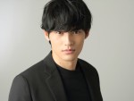 【写真】大人の男の表情　岡田健史インタビュー撮り下ろしショット