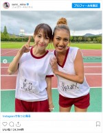 鷲見玲奈（左）、青山めぐ（左）との体操服ツーショット　※「鷲見玲奈」インスタグラム