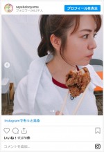 磯山さやか、体操服姿で唐揚げをパクリ　※「磯山さやか」インスタグラム