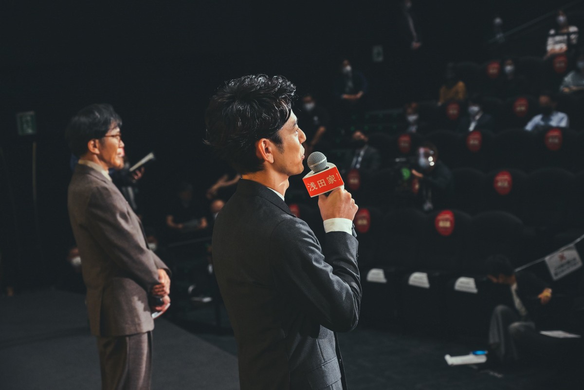 二宮和也、妻夫木聡ら、『浅田家！』公開初日の貴重な“舞台裏”ショット公開