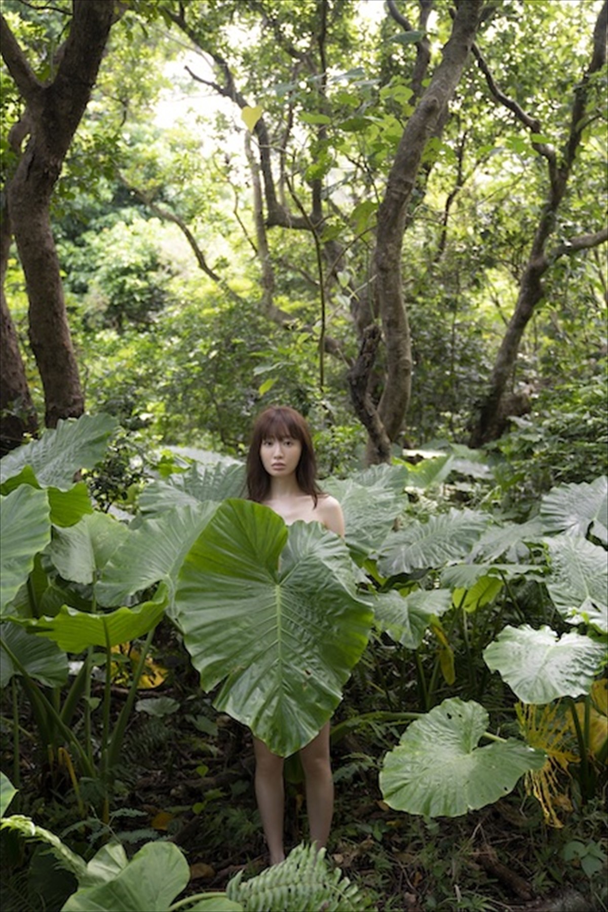 松本まりか、オトナの遊び心をテーマに写真集発売　シーツから伸びる美脚に「惚れてまうがな」