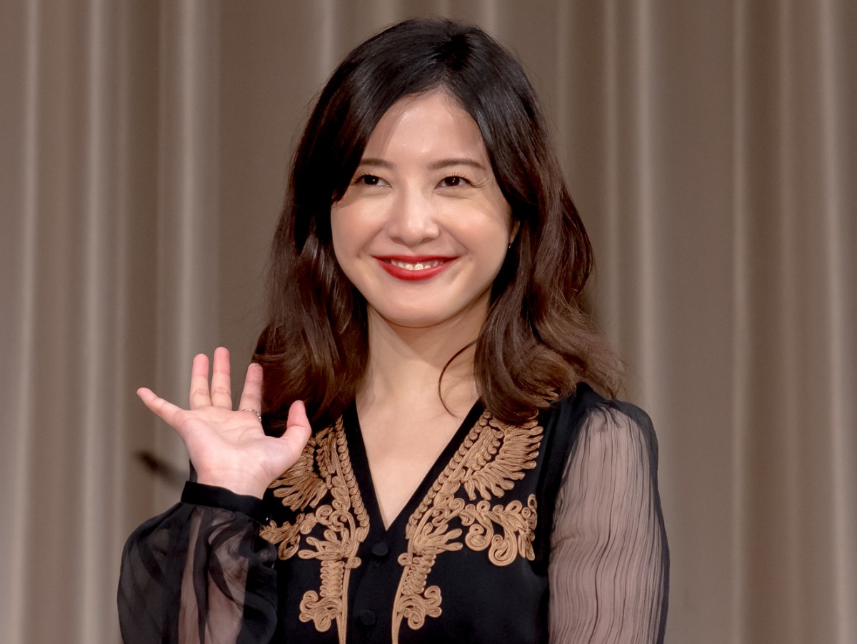 『最愛』吉高由里子が井浦新に“逆壁ドン”　身長差2ショットに萌るファン続出