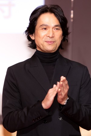 ドラマ『七人の秘書』制作発表記者会見に登場した江口洋介