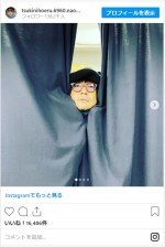 大森南朋、カーテンの間からひょっこり登場　※「大森南朋」インスタグラム