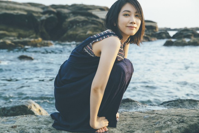 写真）松本穂香、爽やかなノースリーブ姿 魅力満載のグラビア