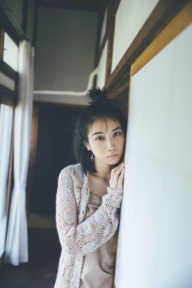 写真）松本穂香、爽やかなノースリーブ姿 魅力満載のグラビア