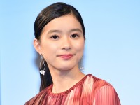 芳根京子、「泣いたあと」の撮影オフショット公開 「泣いた後も可愛いなんて無敵」の声