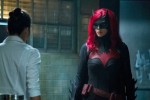 ドラマ『BATWOMAN／バットウーマン』シーズン1より、バットウーマンを演じたルビー・ローズ（右）