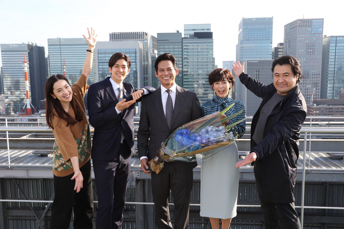月9ドラマ『SUITS/スーツ2』クランクアップ(左から)中村アン、中島裕翔、織田裕二、鈴木保奈美、小手伸也