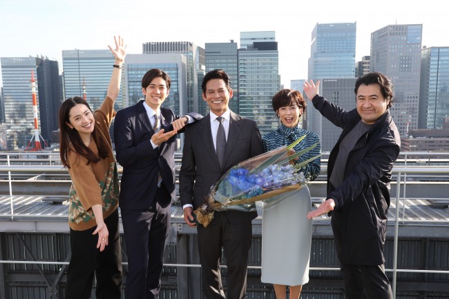 月9ドラマ『SUITS／スーツ2』クランクアップ（左から）中村アン、中島裕翔、織田裕二、鈴木保奈美、小手伸也