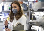 【写真】英キャサリン妃、花柄マスク＆白衣姿で研究施設を訪問　顕微鏡をのぞく姿も