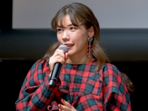 金曜ドラマ『恋する母たち』制作発表会見に出席した仲里依紗