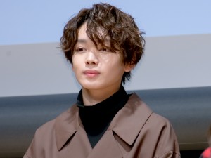 金曜ドラマ『恋する母たち』制作発表会見に出席した宮世琉弥