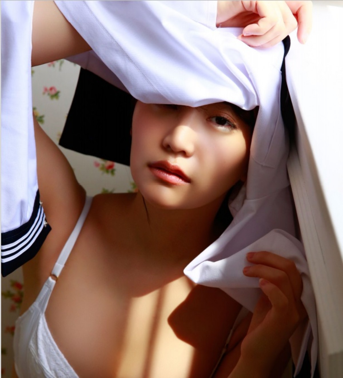 元AKB48・永尾まりや、セクシーすぎる“大人な制服”姿　過激カット公開