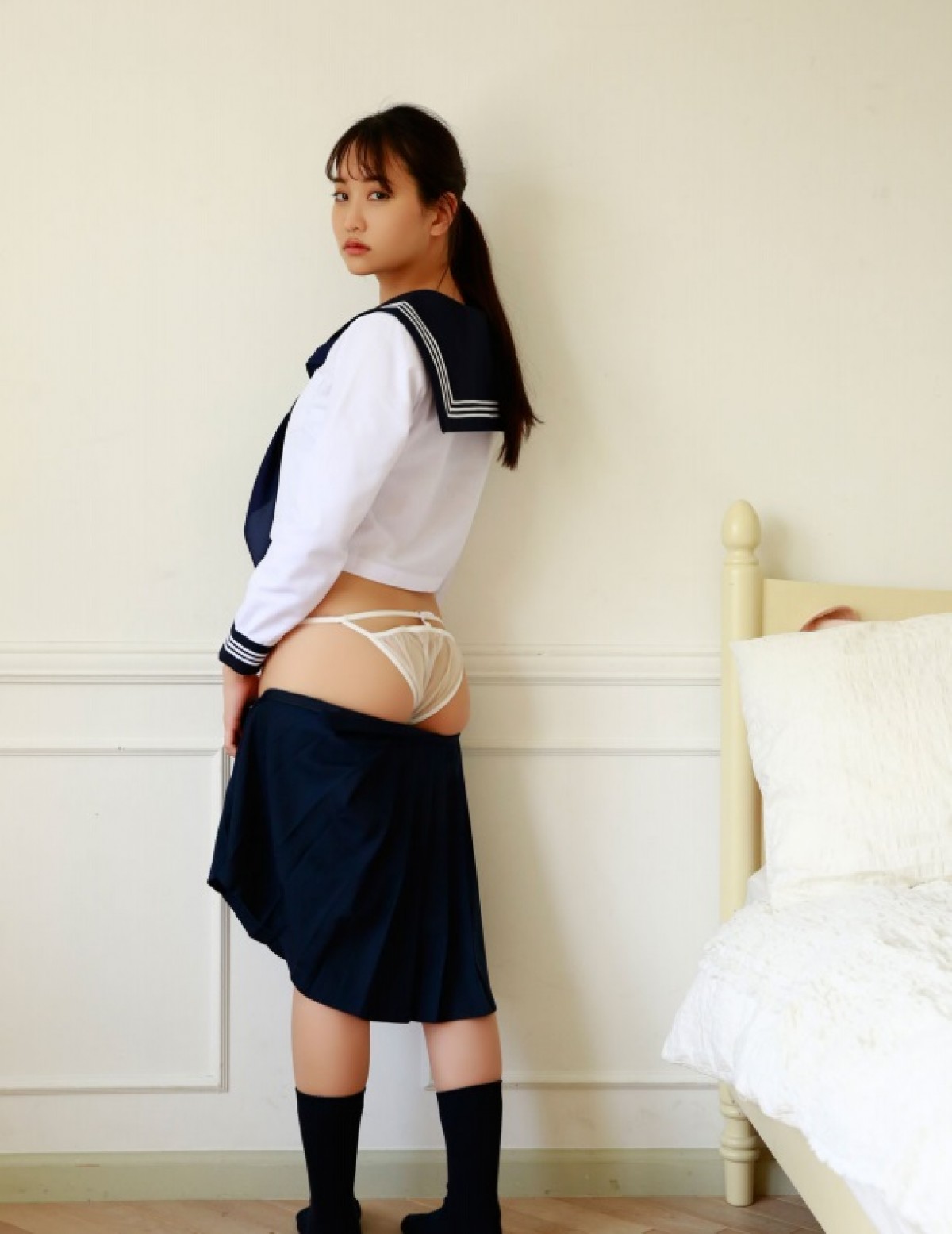元AKB48・永尾まりや、セクシーすぎる“大人な制服”姿　過激カット公開