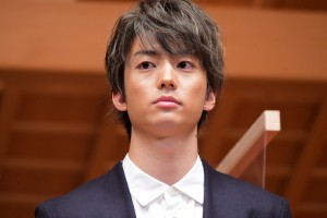 映画『十二単衣を着た悪魔』完成披露報告会に登場した伊藤健太郎