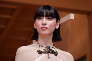 映画『十二単衣を着た悪魔』完成披露報告会に登場した三吉彩花