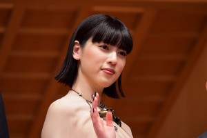 映画『十二単衣を着た悪魔』完成披露報告会に登場した三吉彩花