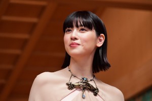 映画『十二単衣を着た悪魔』完成披露報告会に登場した三吉彩花