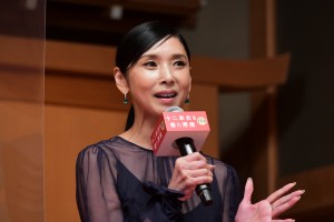 映画『十二単衣を着た悪魔』完成披露報告会に登場した黒木瞳監督