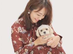 芸能活動20周年を迎える磯山さやか　　愛犬のリリーも一緒に撮影
