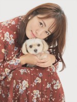 芸能活動20周年を迎える磯山さやか　愛犬のリリーも一緒に撮影