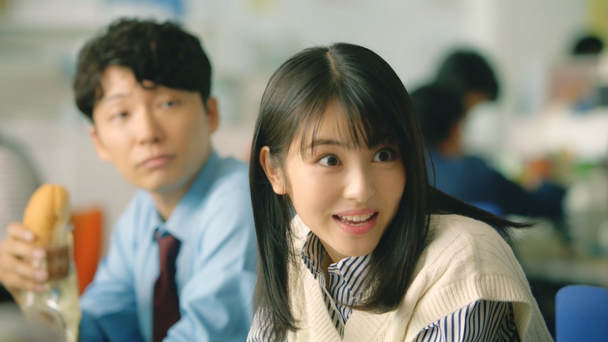 橋本環奈＆浜辺美波が“先生”に　白衣姿やリコーダーを吹く姿も