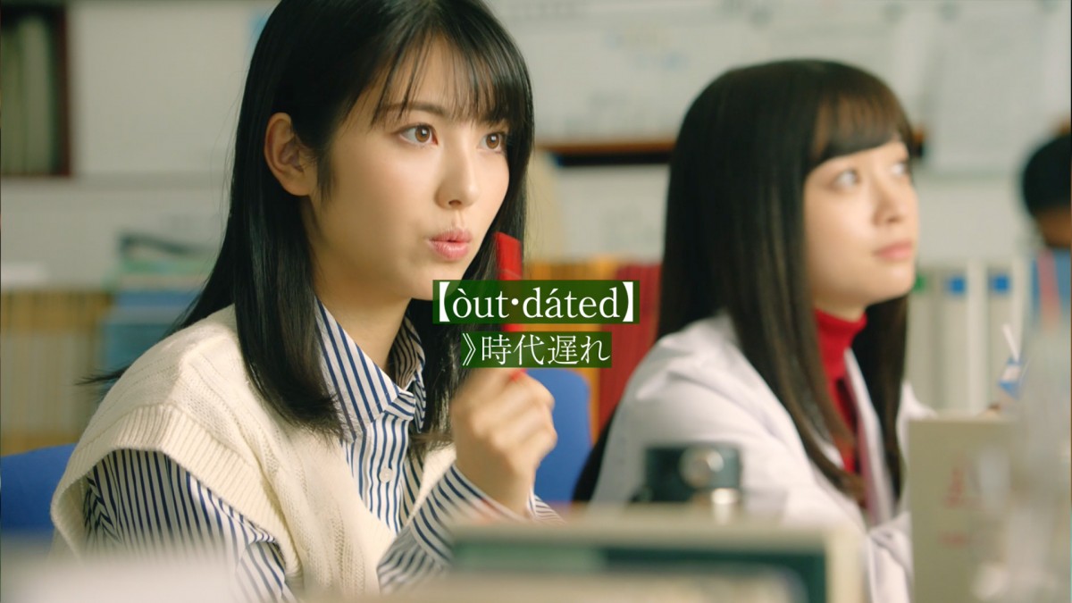 橋本環奈＆浜辺美波が“先生”に　白衣姿やリコーダーを吹く姿も