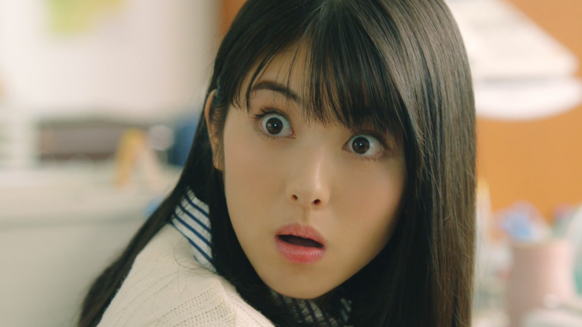 橋本環奈＆浜辺美波が“先生”に　白衣姿やリコーダーを吹く姿も